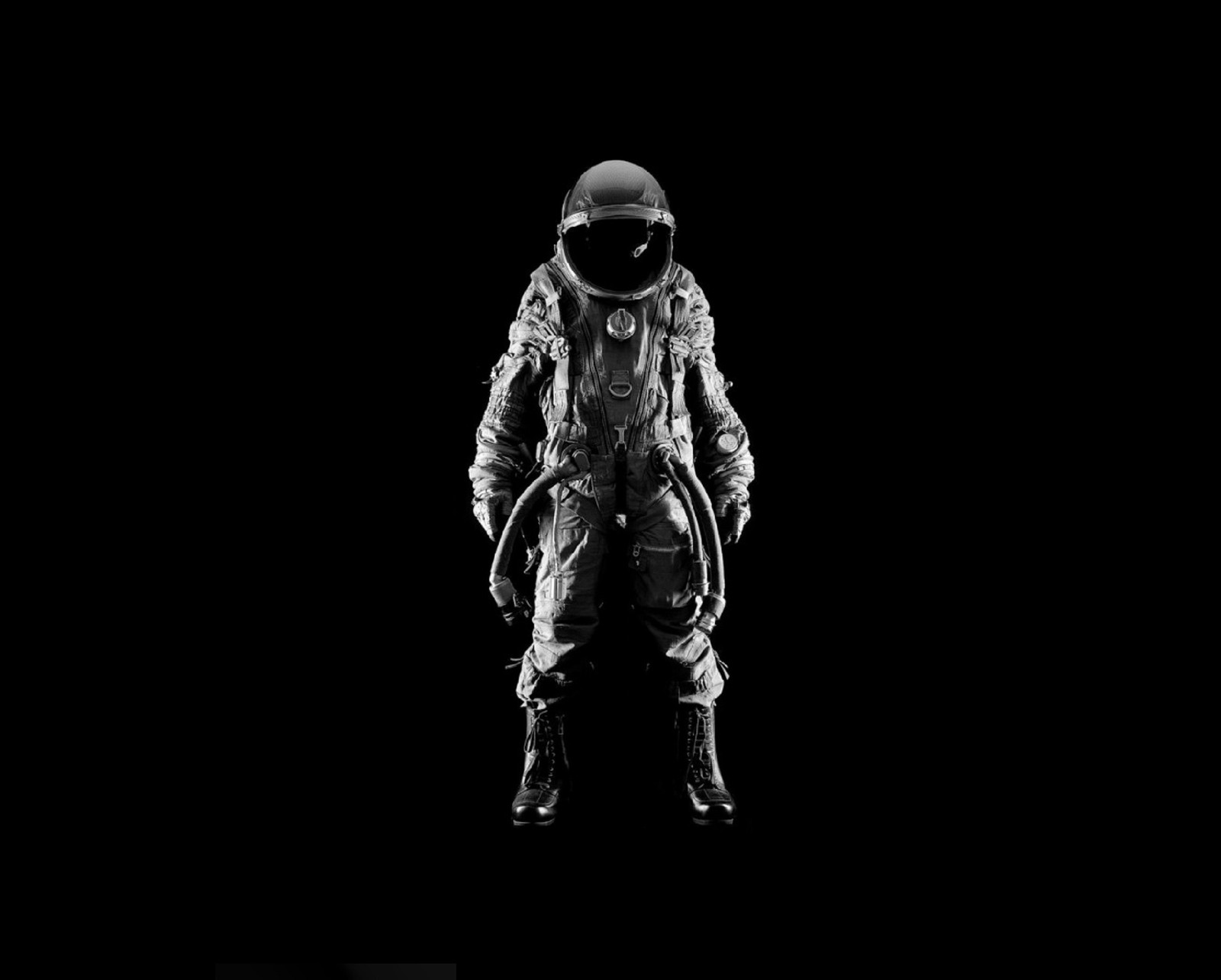 Astronaute en combinaison spatiale se tenant dans l'obscurité (abstrait, astronaute, noir, costume)