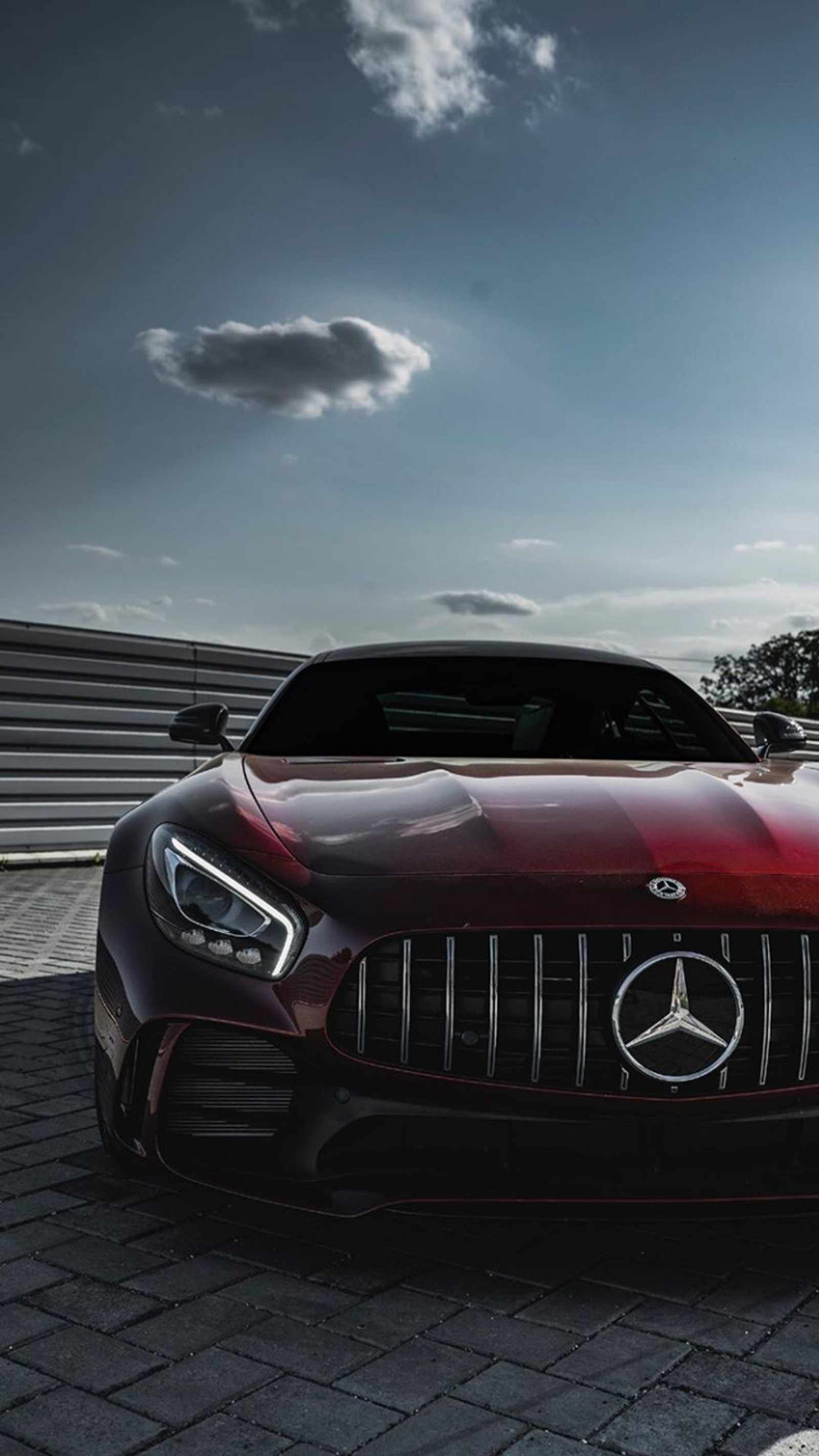 Un primer plano de un coche deportivo mercedes rojo estacionado en una calle de ladrillo (amg, benz, gtr, mercedes, mercedes benz)