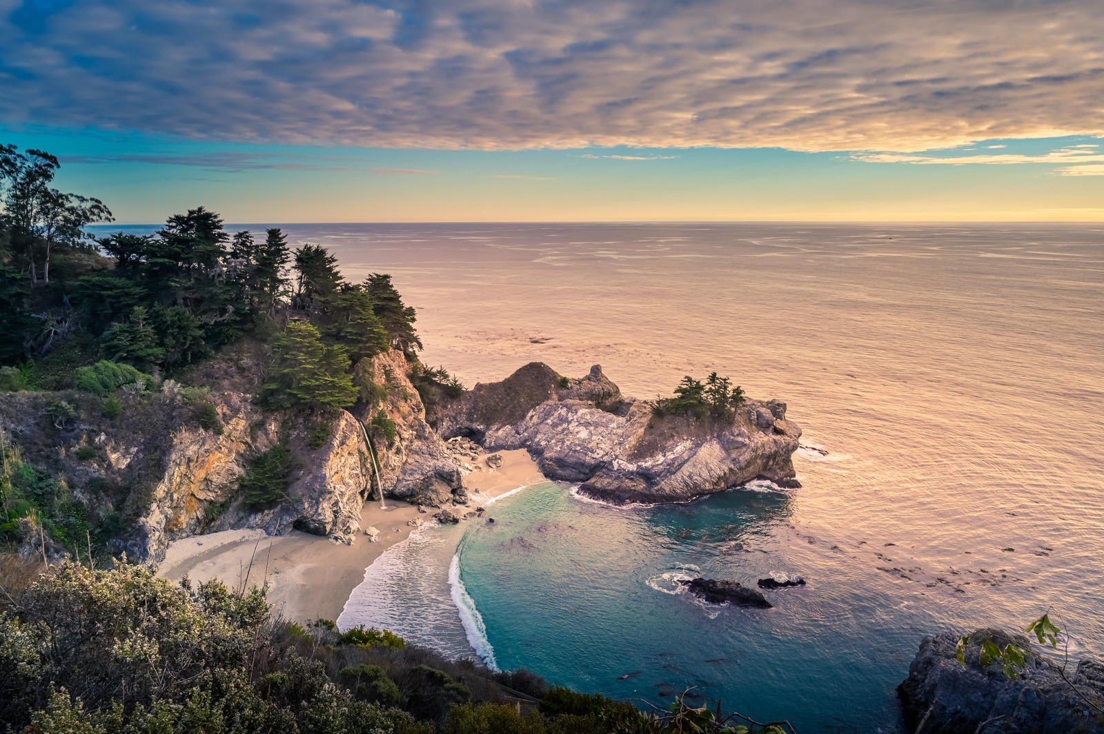 Вид на пляж и утес с водоемом (большой сюр, big sur, вода, облако, водные ресурсы)