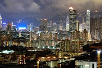 Lebendige nächtliche Skyline der Metropole Hongkong