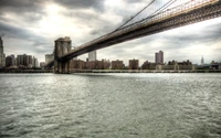 Brooklyn Bridge mit Blick auf eine Stadtlandschaft und einen Fluss