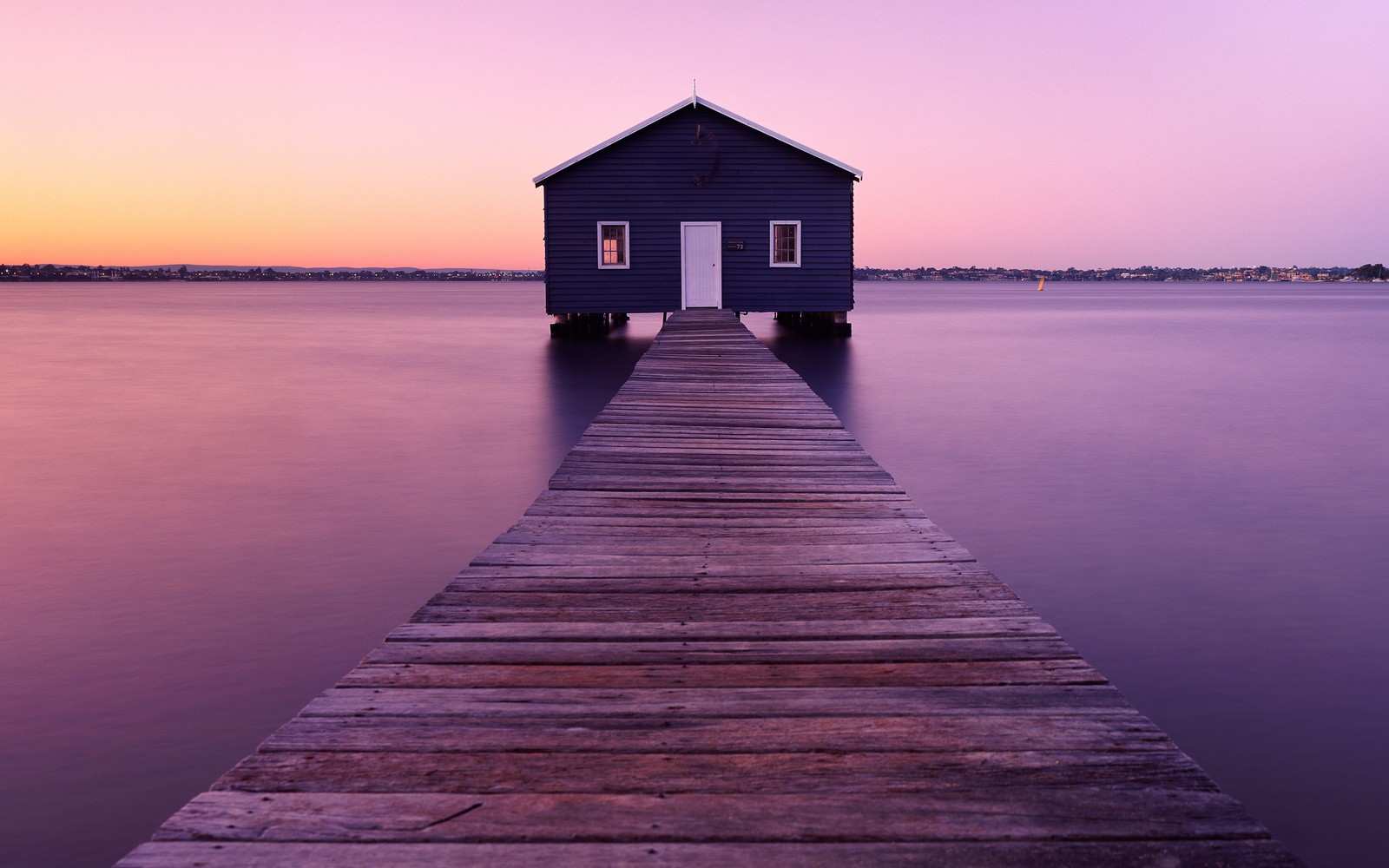 Jetée en bois arabe avec une petite maison bleue dessus (maison de bateau, lever de soleil, flueve, matin, paysage marin)