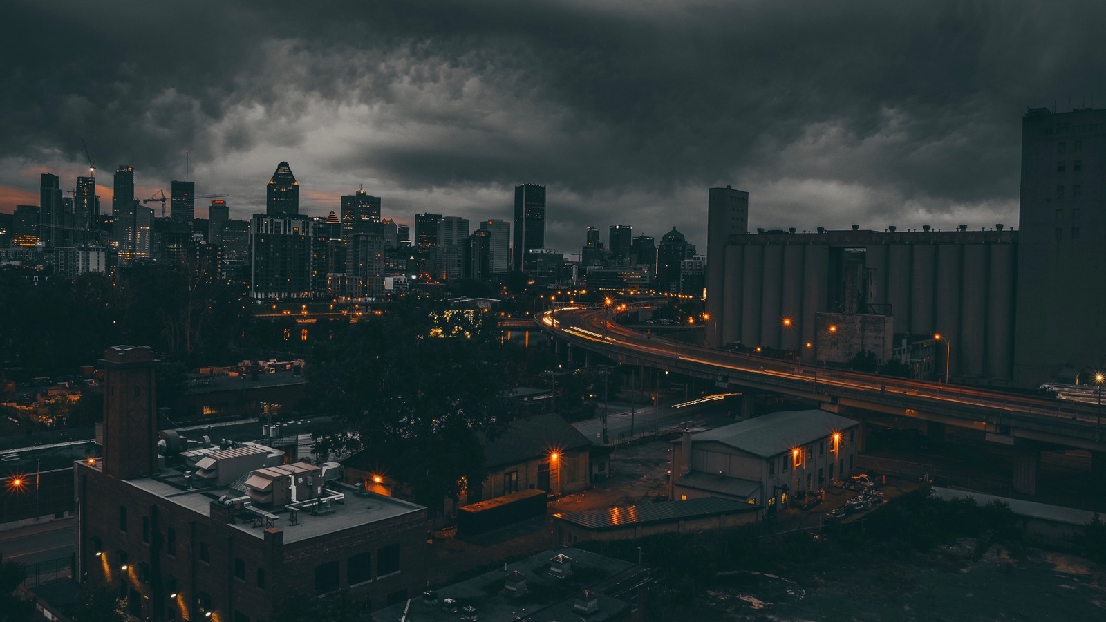 Uma vista do horizonte da cidade com uma rodovia e uma ponte (montreal, noite, paisagem urbana, área urbana, cidade)