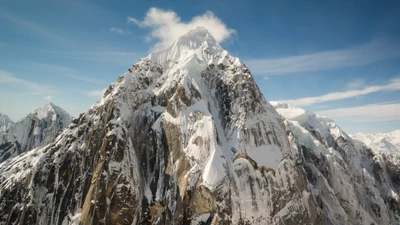 Cume majestoso coberto de neve cercado por picos glaciais acidentados