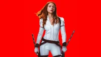 Natasha Romanoff dans un costume blanc frappant, prête à l'action sur un fond rouge audacieux.