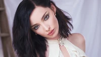 Emma Dumont: Un Retrato Impactante de Elegancia y Encanto