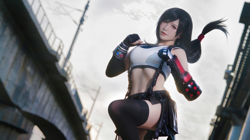 На изображении женщина в короткой юбке и топе позирует (тифа локхарт, tifa lockhart, final fantasy 7 remake, ff7, видеоигра)