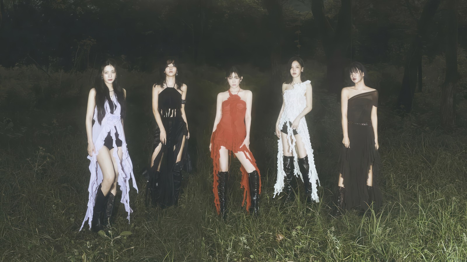 Un groupe de femmes en robes se tenant dans un champ la nuit (red velvet, k pop, 레드벨벳, kpop, filles)