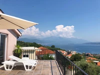 Retraite en balcon au bord de la mer avec vue panoramique sur les montagnes