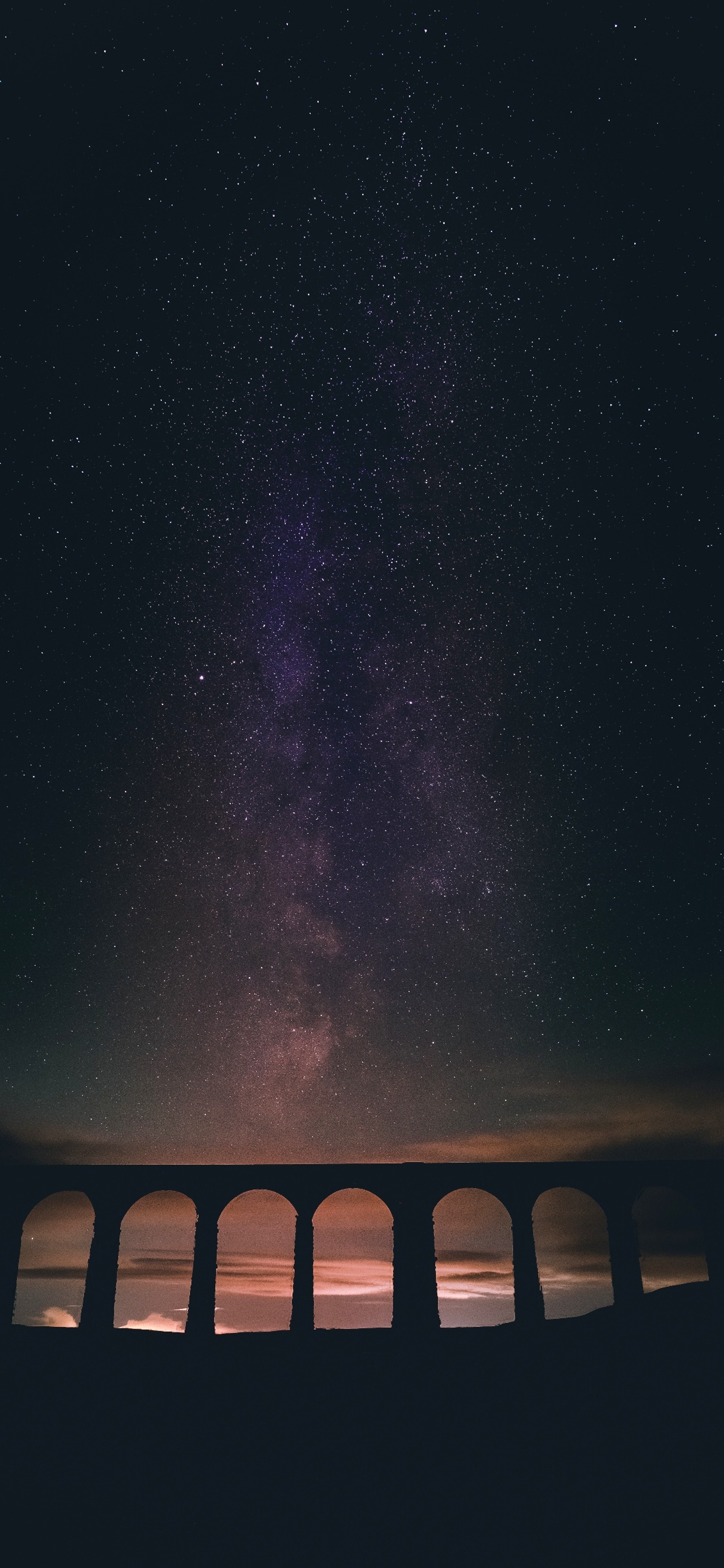 Vista de uma ponte de trem com um fundo de céu e um fundo leitoso (água, atmosfera, natureza, paisagem natural, objeto astronômico)