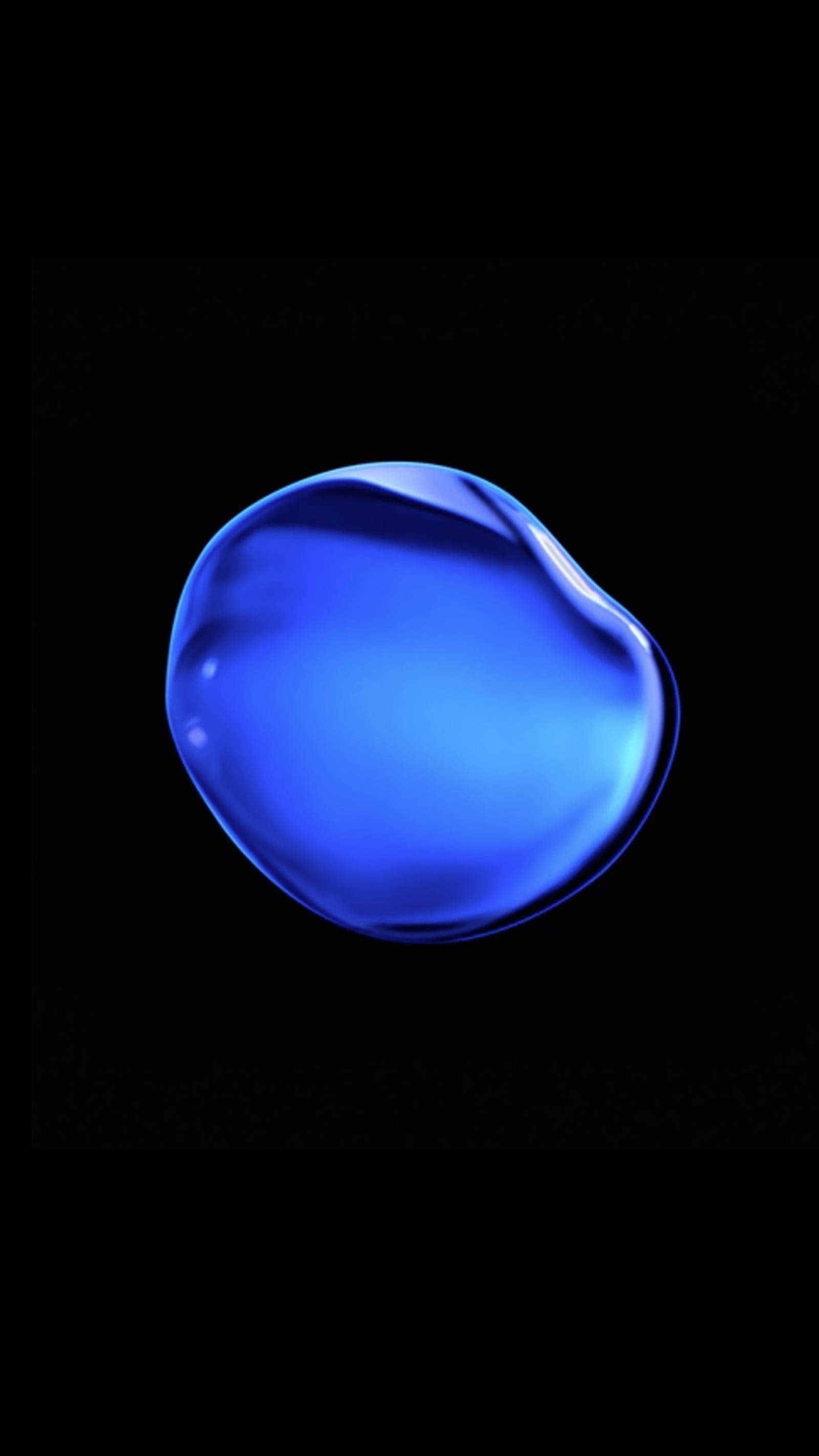 Gros plan d'une goutte de liquide bleu sur un fond noir (pomme, ios 10, iphone, pommes, ios)