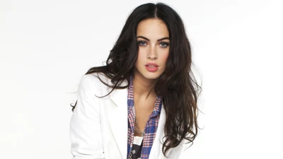 Megan Fox: Elegância Marcante no Casual Chic