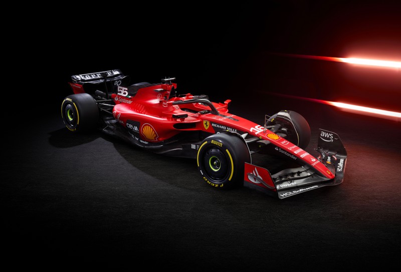 Красный ferrari показан в темной комнате (ferrari sf 23, автомобили формулы 1, формула 1 чемпионат мира 2023, f1 автомобили, 5k)