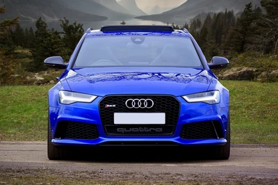 Elegante Audi RS6 Quattro azul em uma paisagem montanhosa cênica