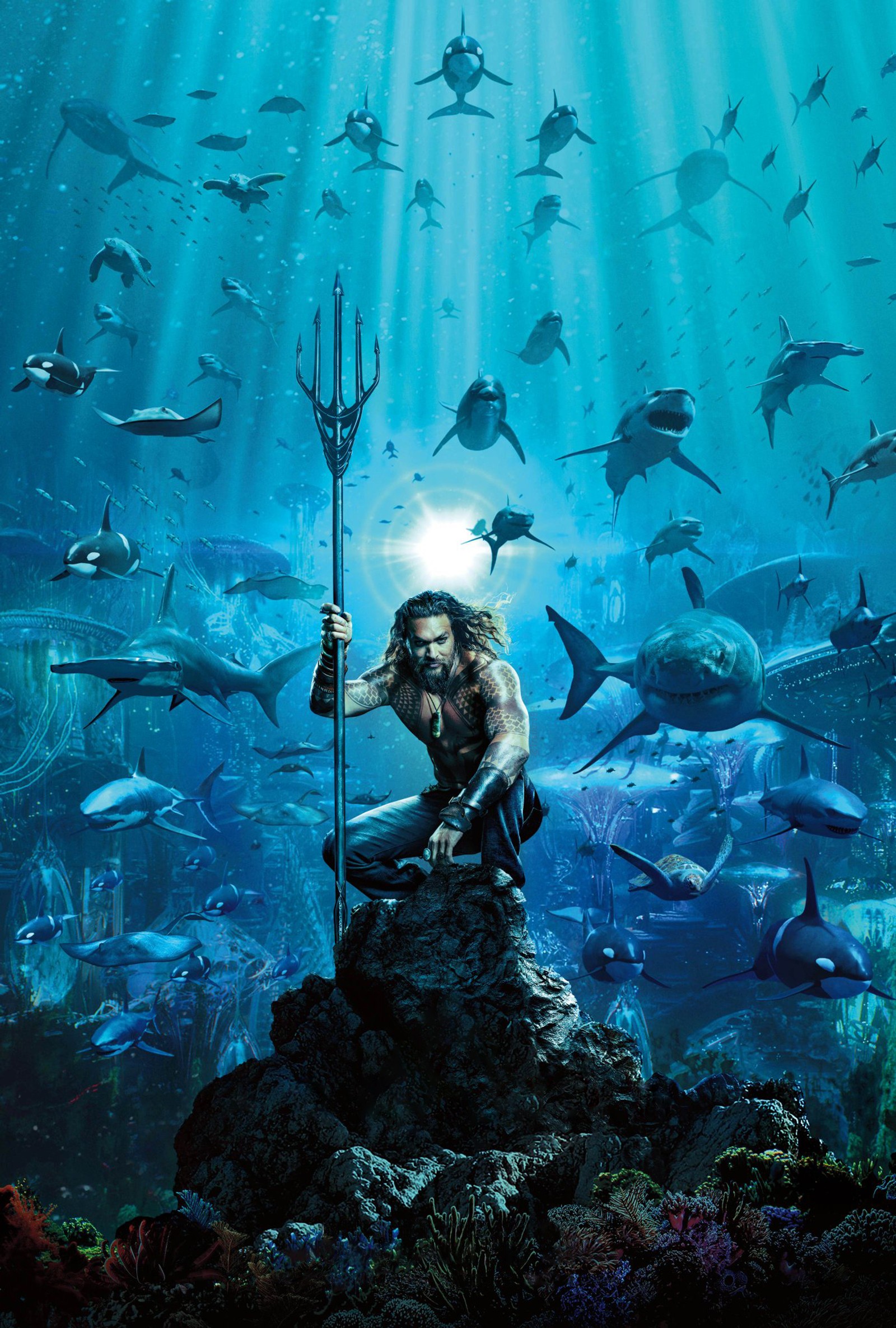 Image artistique d'un homme avec une lance dans l'océan entouré de requins (aquaman, mera, super héros, dc comics, eau)