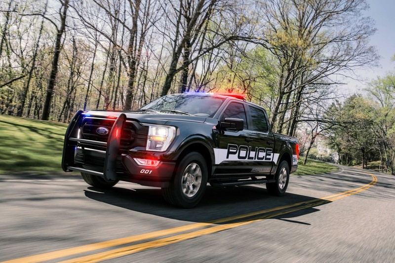 Крупный план полицейского грузовика, едущего по дороге (ford f 150 police responder, 2021, 5k, машины, обои 4k)