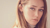 Alycia Debnam-Carey: Un Retrato Cautivador de Elegancia y Fuerza