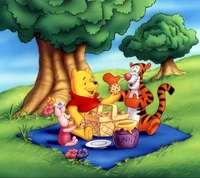 Winnie the Pooh y sus amigos disfrutando de un alegre picnic en un vibrante y soleado prado.