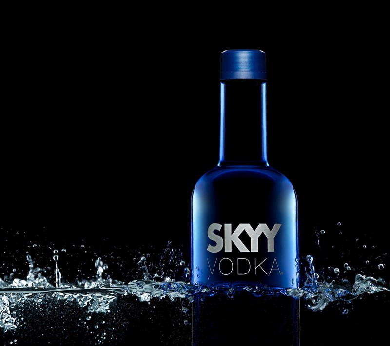 Вид сверху на бутылку с водкой skyy с брызгами воды (бутылка, skyy, водка, вода)