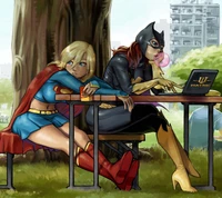 Batgirl e Supergirl relaxando no parque