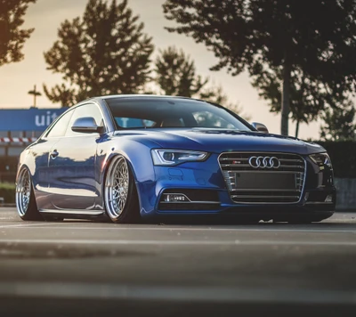 Audi S5 modifié avec une posture élégante et profil bas et des roues après-vente élégantes.