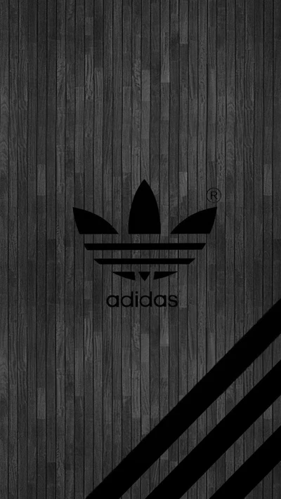 Logo de Adidas sobre fondo de textura de madera oscura