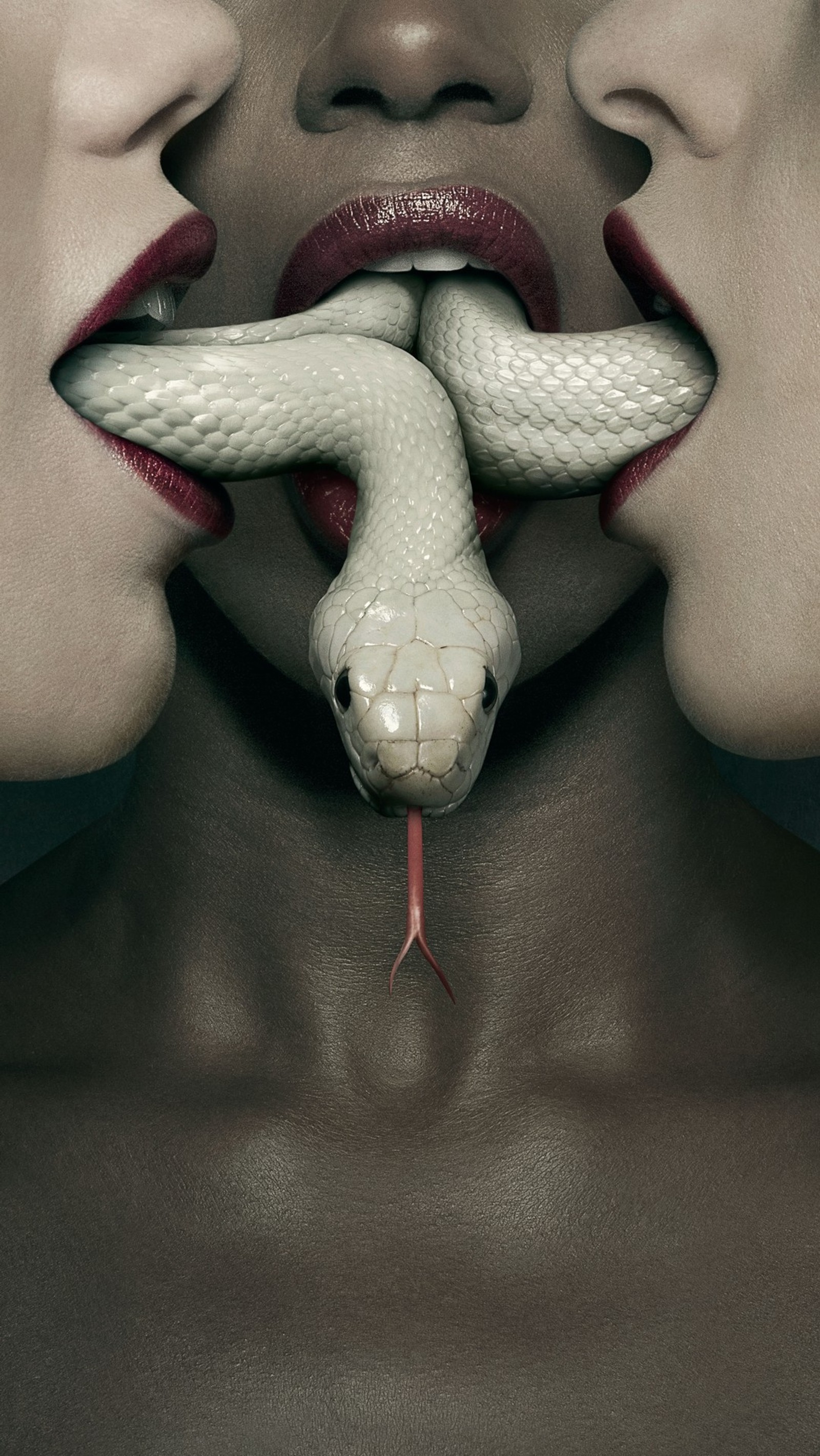 There are two women with red lips and a snake in their mouth (hayvan, horror, snak, snake, yilan)