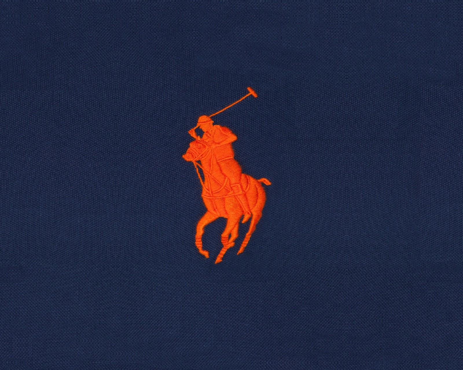 Jogador de polo a cavalo com camisa de polo laranja em fundo azul (roupas, roupa, cavalo, lauren, logotipo)