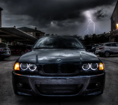 BMW M3 brilla a través de la noche tormentosa con relámpagos