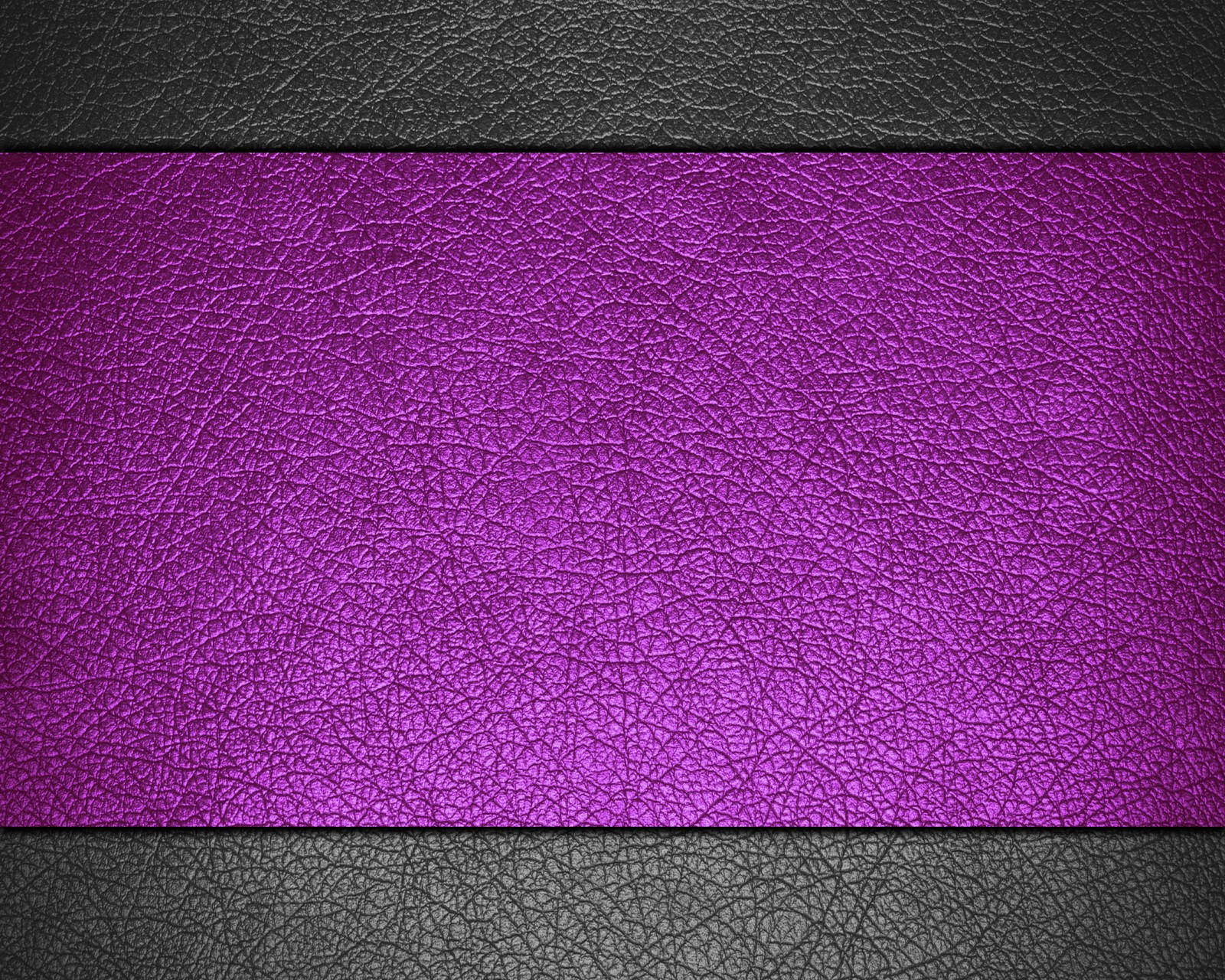 Um fundo de couro roxo e preto com uma faixa metálica (abstrato, colorido, design, tecido, couro)