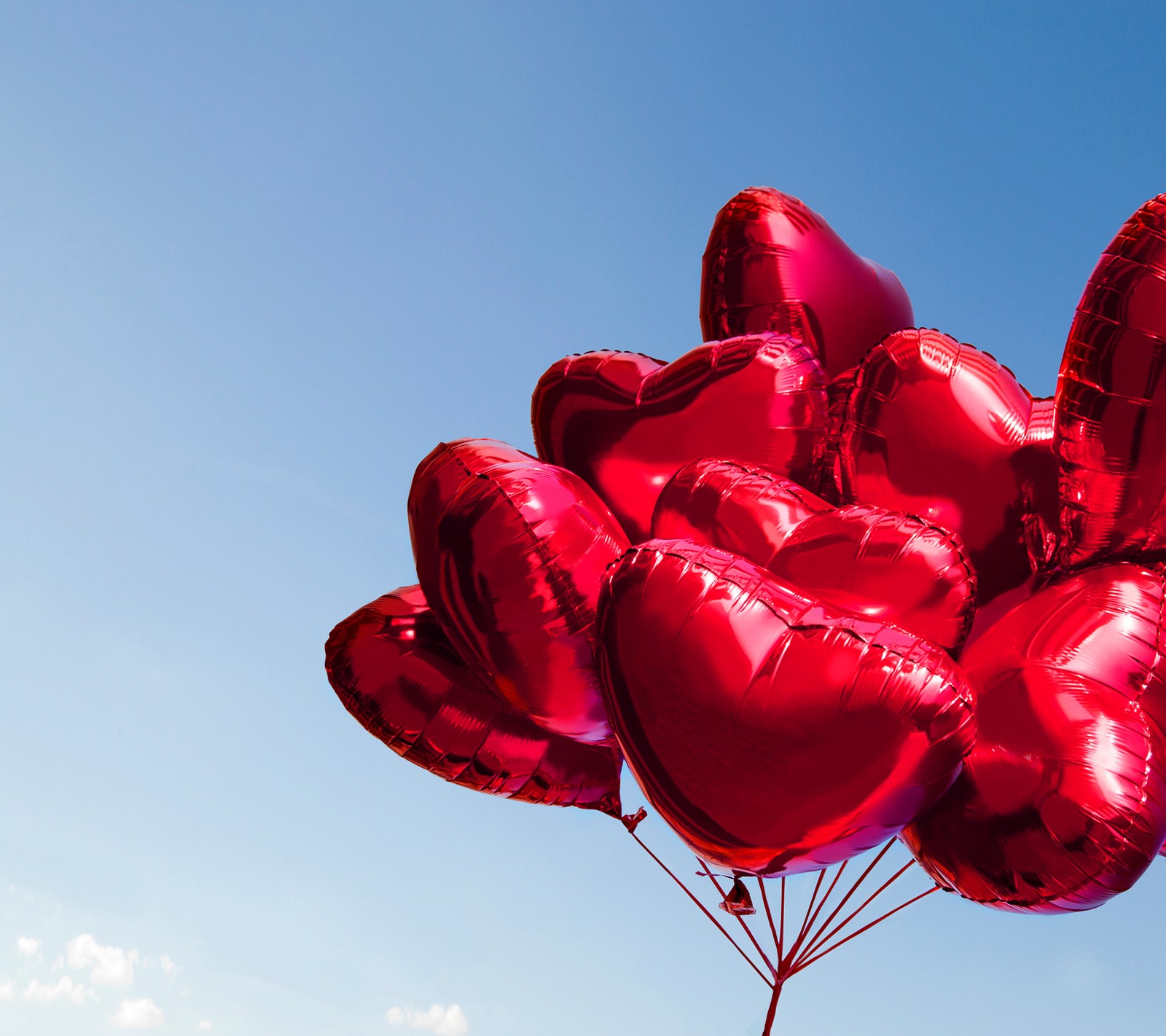 Gros plan d'un tas de ballons rouges en forme de cœur (ballon, cœur, lg, amour, ciel)