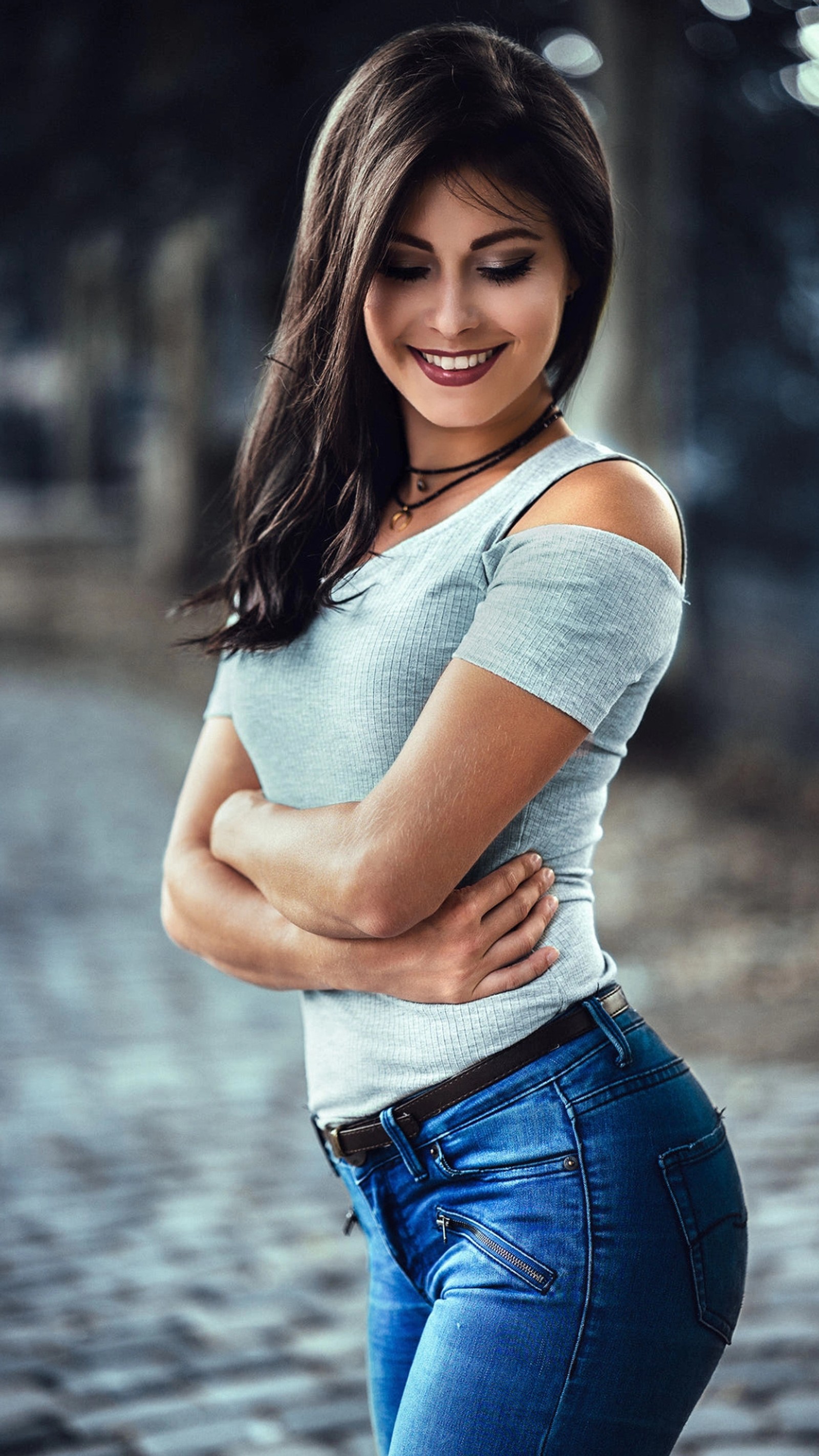 Femme arabe en jeans et t-shirt blanc posant pour une photo (mignon, cheveux foncés, féminin, fille, hd)