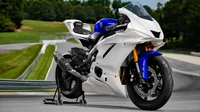 Yamaha YZF R6 GYTR 2022 em configuração de corrida dinâmica