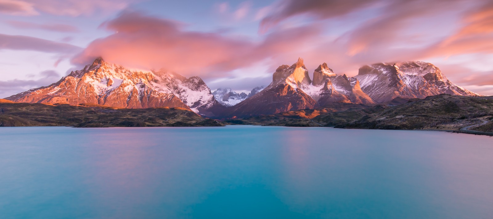 Uma vista das montanhas e da água em torres, chile (lago pehoe, lake pehoe, parque nacional torres del paine, torres del paine national park, paisagem)