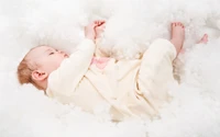 Serena niña bebé descansando en una cama suave como una nube