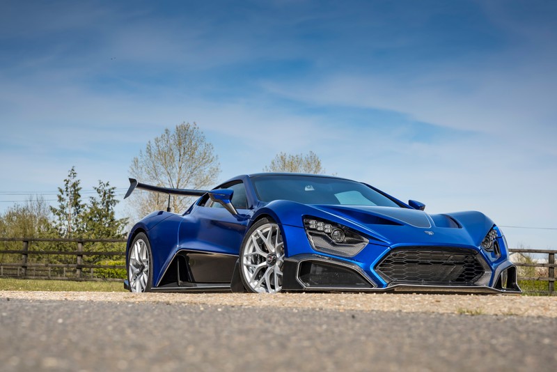 Синий спортивный автомобиль припаркован на обочине дороги (zenvo tsr s, гиперкары, 5k, машины, обои 4k)