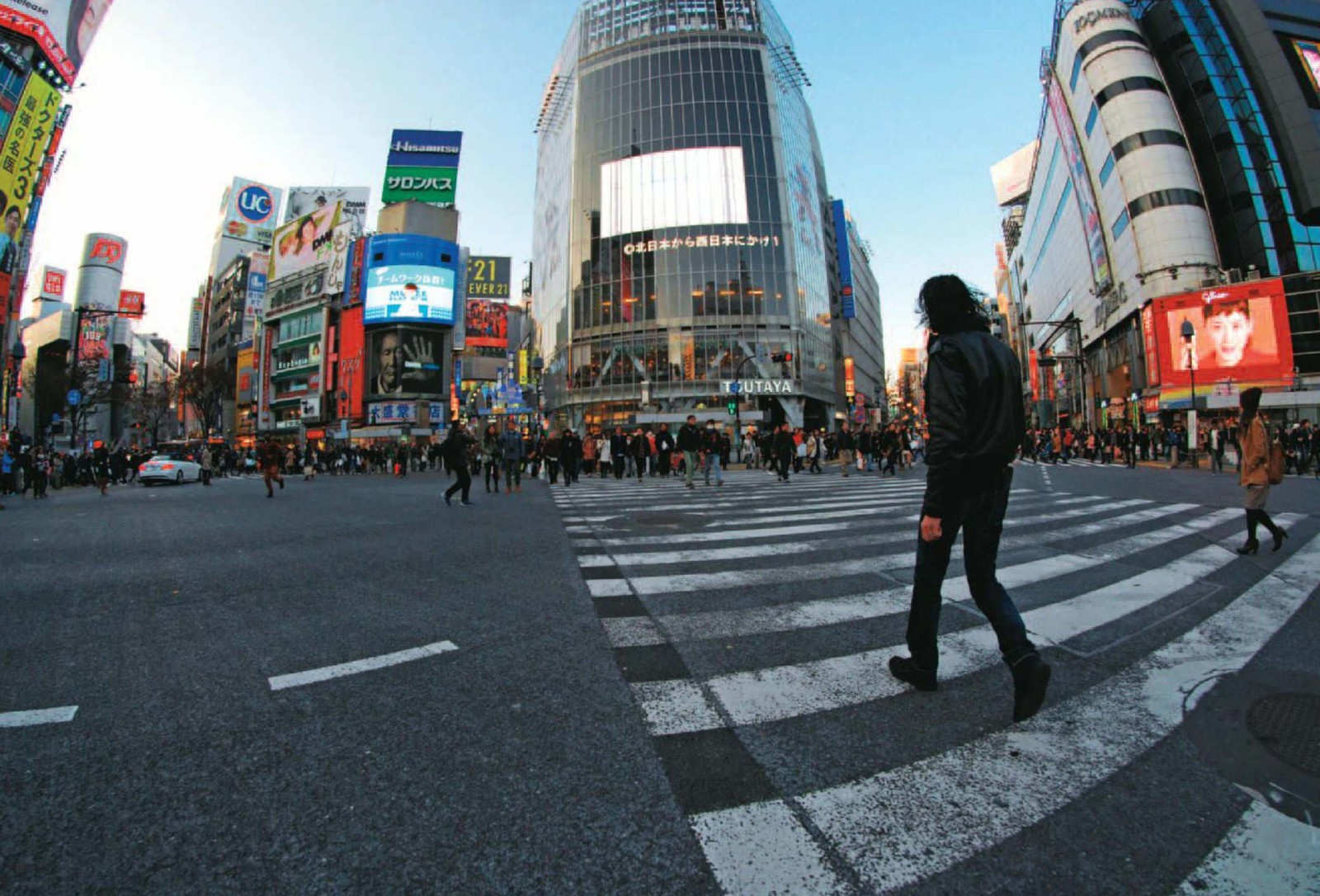 Um gráfico atravessando uma rua movimentada em uma grande cidade (shibuya, passagem de pedestres, área urbana, metrópole, pedestre)