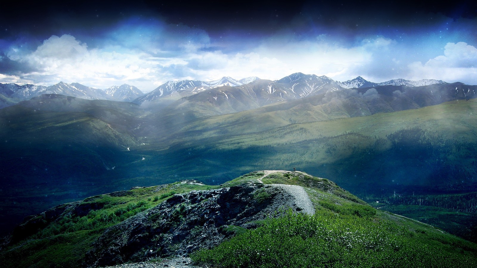 Des montagnes avec une route de terre montant une colline sous un ciel nuageux. (formes montagneuses, montagne, hauts plateaux, nature, chaîne de montagnes)