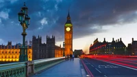 Vista ao crepúsculo do Big Ben e das Casas do Parlamento sobre a Ponte de Westminster