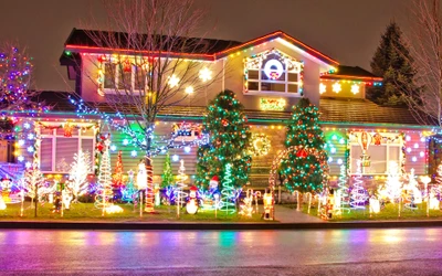 Casa iluminada festivamente com decorações de Natal vibrantes