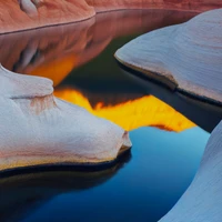 Paisagens Azuis Serenas: Reflexões de Laranja e Azul Elétrico