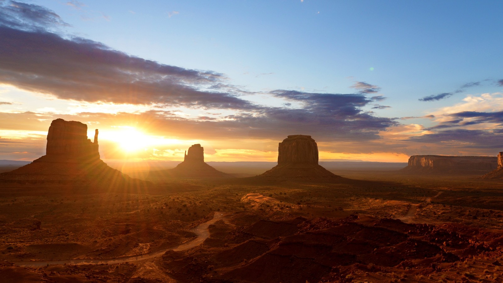 Kamelen in der wüste bei sonnenuntergang mit der untergehenden sonne (morgen, fels, landschaft, badlands, wüste)