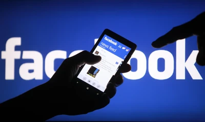 Criança envolvida com o Facebook no smartphone contra um fundo de redes sociais