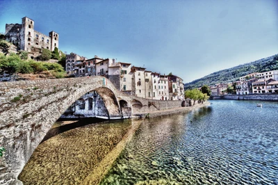 Ponte arqueada cênica sobre um rio tranquilo em uma pitoresca cidade francesa