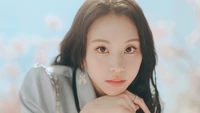 Chaeyoung von TWICE in einem traumhaften blauen Konzeptsetting, das ihre fesselnde Schönheit und ihren Charme zeigt.