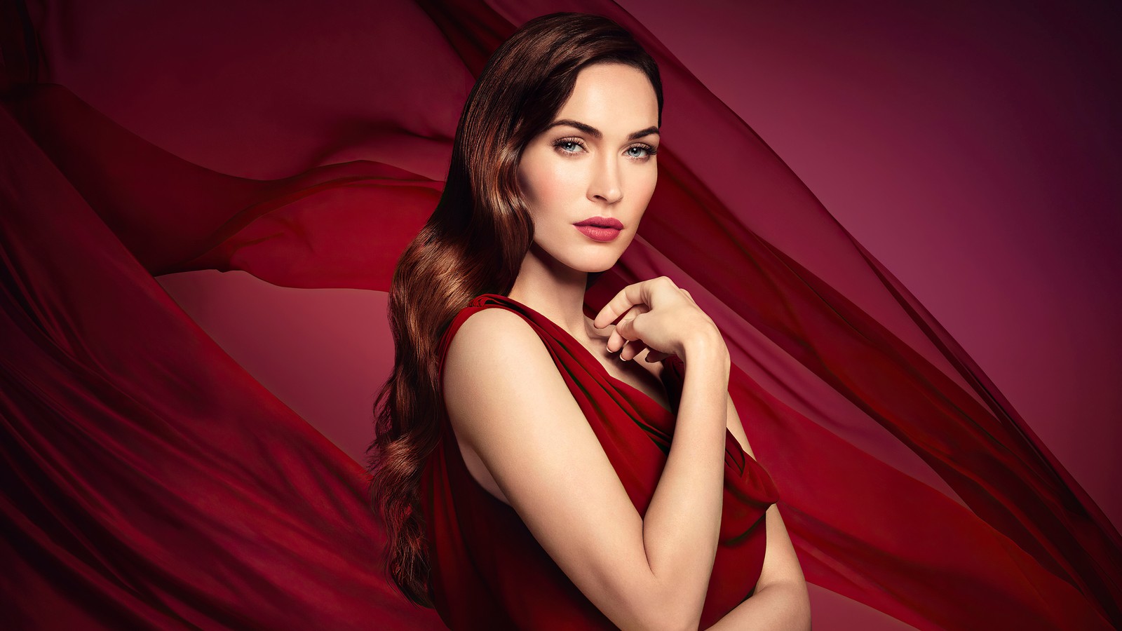 Une femme en robe rouge avec un voile rouge sur la tête (megan fox, actrice, célébrité, femmes, filles)