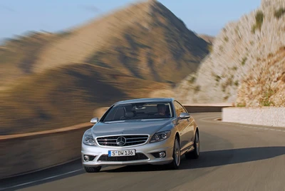 Mercedes-Benz CL-Class: Un lujoso coupé de rendimiento de tamaño mediano en carreteras escénicas