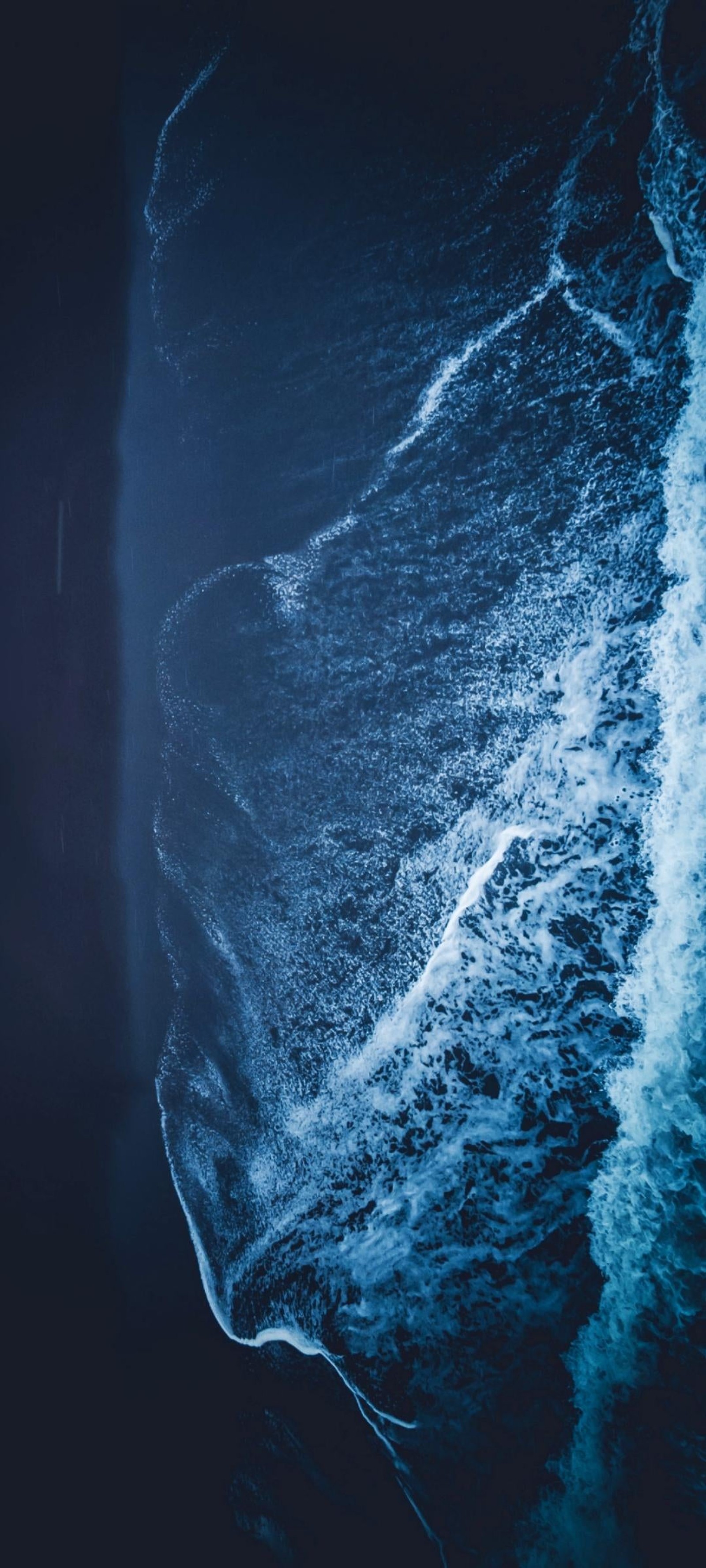 Vista aérea de um corpo d'água com um barco no meio (água, atmosfera, líquido, azul, mundo)