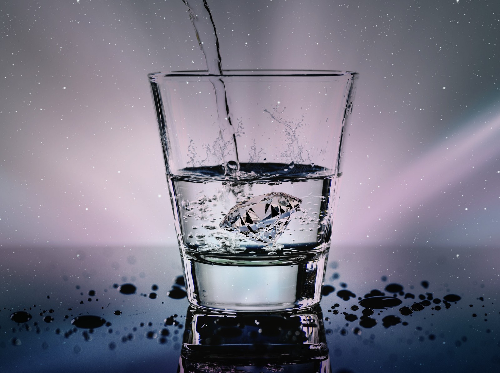 Il y a un verre d'eau avec un liquide qui en sort (verre, eau potable, eau, boisson, liquide)