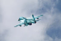 Avião de caça Sukhoi Su-34 realizando acrobacias em céus nublados